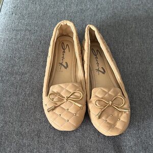 Seven7 Women's Beige Quilted Flats with Bow